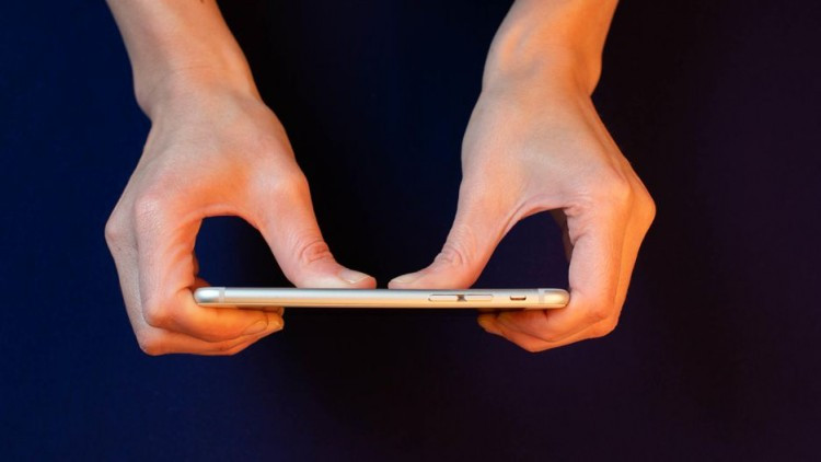 “Tác dụng phụ” của màn hình lớn hơn, thân máy nhẹ hơn là gì? Máy dễ bị cong. Ít ngày sau khi lên kệ, nhiều người dùng phàn nàn iPhone 6 Plus quá dễ bị cong.