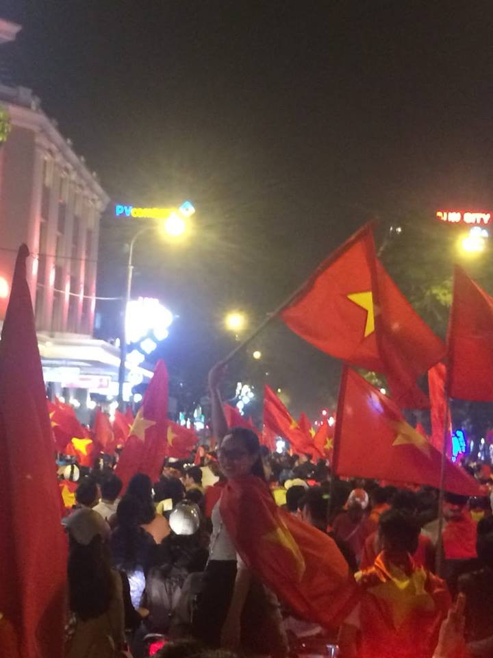 Dòng người cùng hòa mình trong niềm vui vỡ òa khi các chàng trai của đội tuyển Olympic Việt Nam chính thức lọt vào vòng bán kết tại ASIAD 18 (Ảnh: Phạm Văn Công).