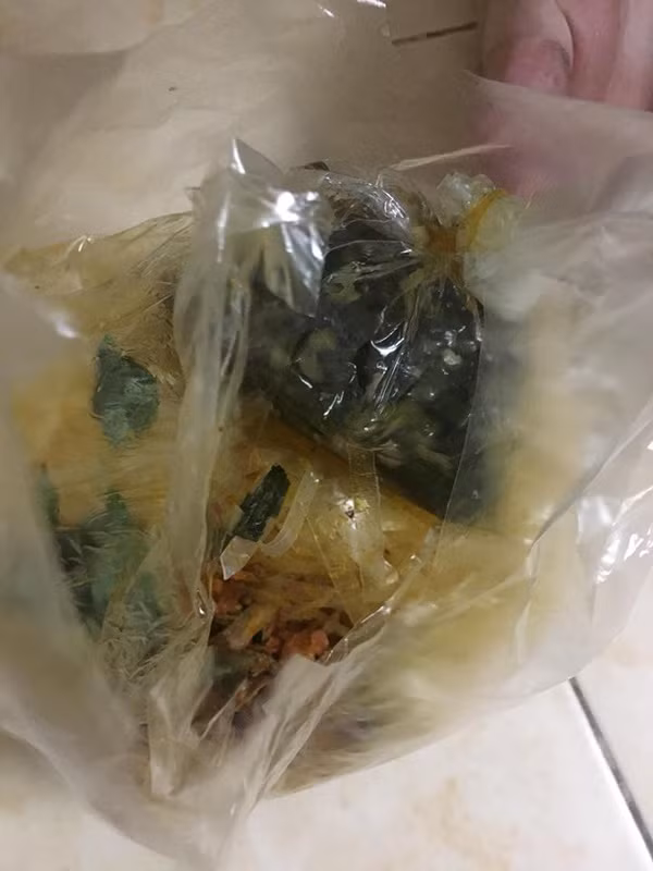 Bịch bánh tráng được tặng kèm và sợi dây dùng để kéo đồ ăn của chủ nhân bài viết.