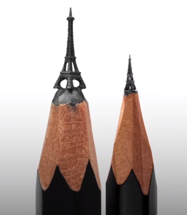 Tháp Eiffel 2 phiên bản mini.