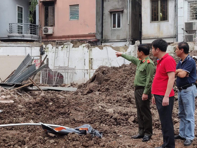 Thiếu tướng Đoàn Duy Khương (trái) - Giám đốc Công an Hà Nội có mặt tại hiện trường. (Ảnh: Quang Phong)