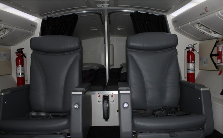 Ghế của phi công có thể gập lại trong khi gường ngủ nằm ngay phía sau trên chiếc Boeing 777 của hãng hàng không Air New Zealand.