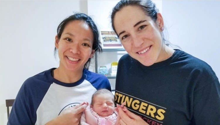 Julie (trái) bên cạnh con gái và vợ Ouellette (phải).