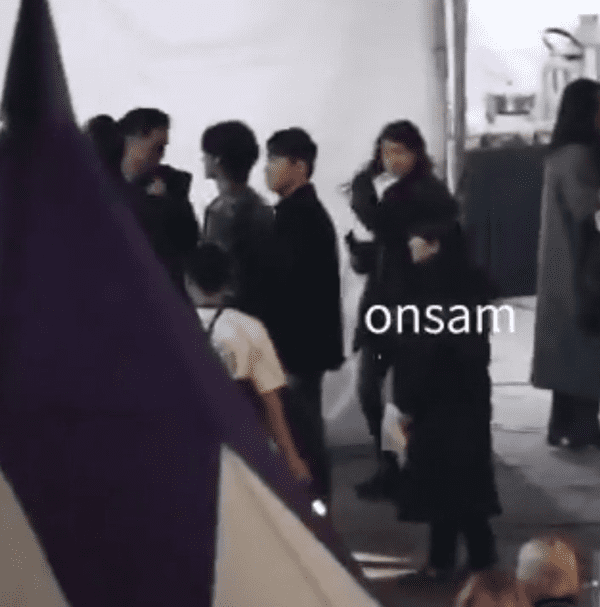 Hình ảnh thành viên BTS xếp hàng chờ gặp Pengsoo được cư dân mạng khen ngợi.