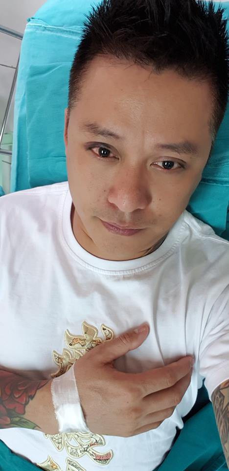 Hình ảnh nam ca sĩ với mắt phải sưng đỏ cùng gương mặt nhợt nhạt khiến nhiều khán giả của anh vô cùng lo lắng. Hình ảnh nam ca sĩ với mắt phải sưng đỏ cùng gương mặt nhợt nhạt khiến nhiều khán giả của anh vô cùng lo lắng.