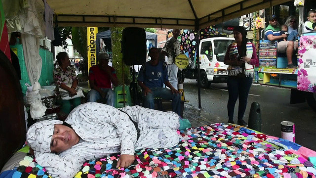 Gối, nệm đã sẵn sàng trải trên đường để ngủ.