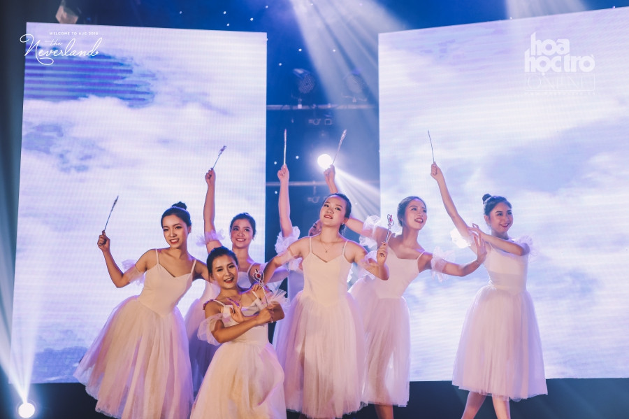Tiếp nối không khí sôi động của bài hát là tiết mục múa ballet nhạc uyển chuyển của các “nàng thiên nga&quot; đến từ đội Múa của học viện.