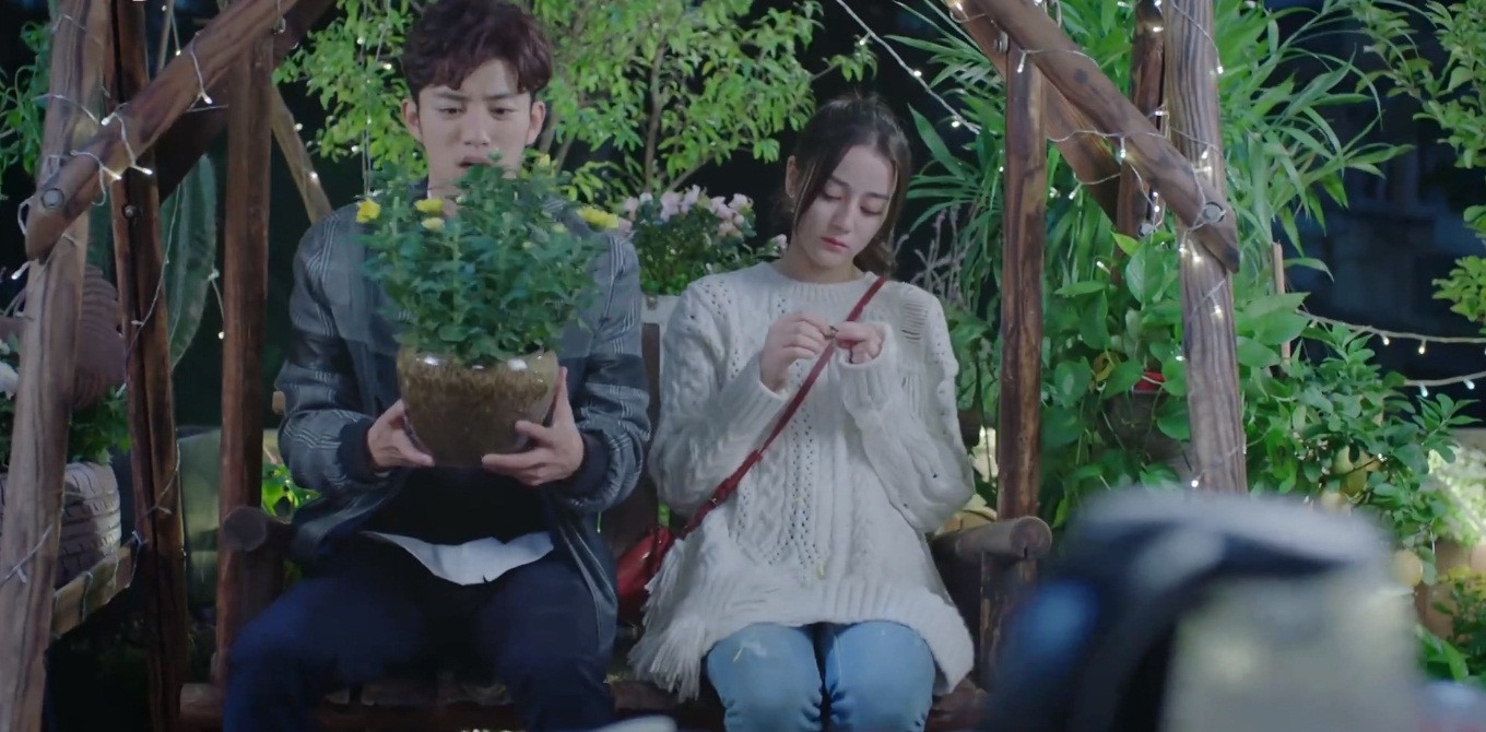 Trên tầng thượng còn có một chiếc xích đu rất xinh.