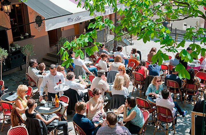 Du khách có thể đến phố Fresco thưởng thức ẩm thực Pháp ngoài trời. Con phố này có rất nhiều quán café và nhà hàng có sân thượng.