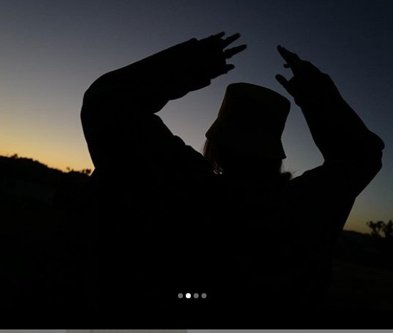 Đâu riêng gì Suzy, Lisa (Black Pink) cũng là thành viên hội ảnh đẹp giấu đi, ảnh xấu khoe ra mà. Cứ nhìn bức ảnh này là biết, không phải do Lisa đăng tải trên tài khoản Instagram của cô nàng thì chẳng ai đoán được đây là Lisa.