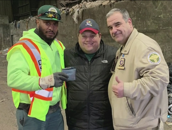 Chú Levitt (giữa) rất vui mừng và biết ơn khi tìm lại được ví.