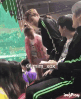 Minhyuk (Monsta X) giật nảy mình khi thấy các thành viên Weki Meki.