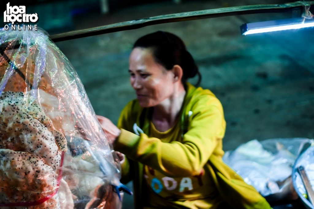 Một cô bán hàng dọc đường ánh mắt ngập tràn hạnh phúc chia sẻ: "Noel nay cô bán được gấp mấy lần ngày thường, để dành được thêm chút tiền mua quà bánh cho con trai ở nhà".