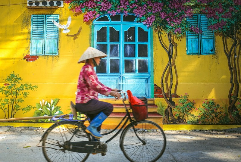 Những bức bích họa được các họa sĩ trẻ vẽ rất cầu kỳ.