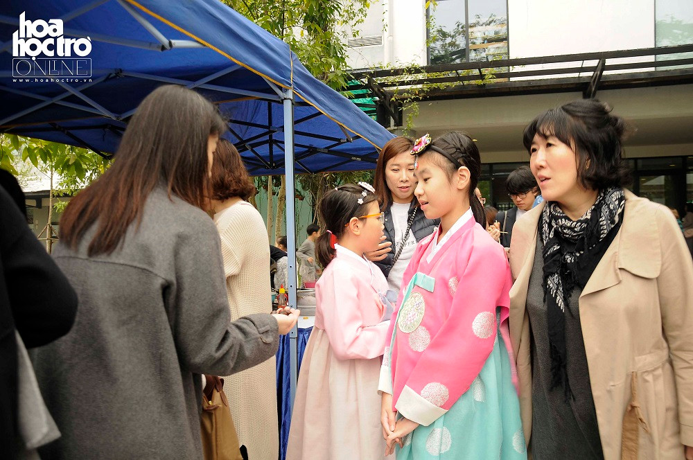 Ngoài áo dài truyền thống Việt Nam, sự kiện được tô điểm thêm bằng vẻ đẹp bồng của hanbok, trang phục truyền thống của Hàn Quốc.