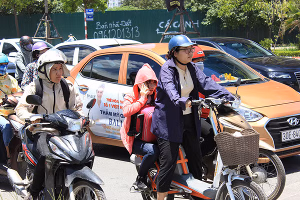 Chờ đèn đỏ ở những đoạn đường vắng bóng cây xanh là một cực hình đối với người sử dụng xe hai bánh.