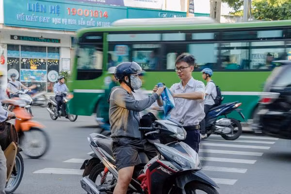 Phụ huynh đưa đón thí sinh đến điểm thi. Ghi nhận tại điểm thi THPT Nguyễn Khuyến (quận 10, TP.HCM).