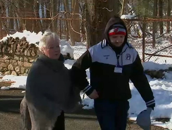 Bà cụ có thể dễ dàng đi điều trị bệnh đúng hẹn do lối đi được dọn sạch tuyết.