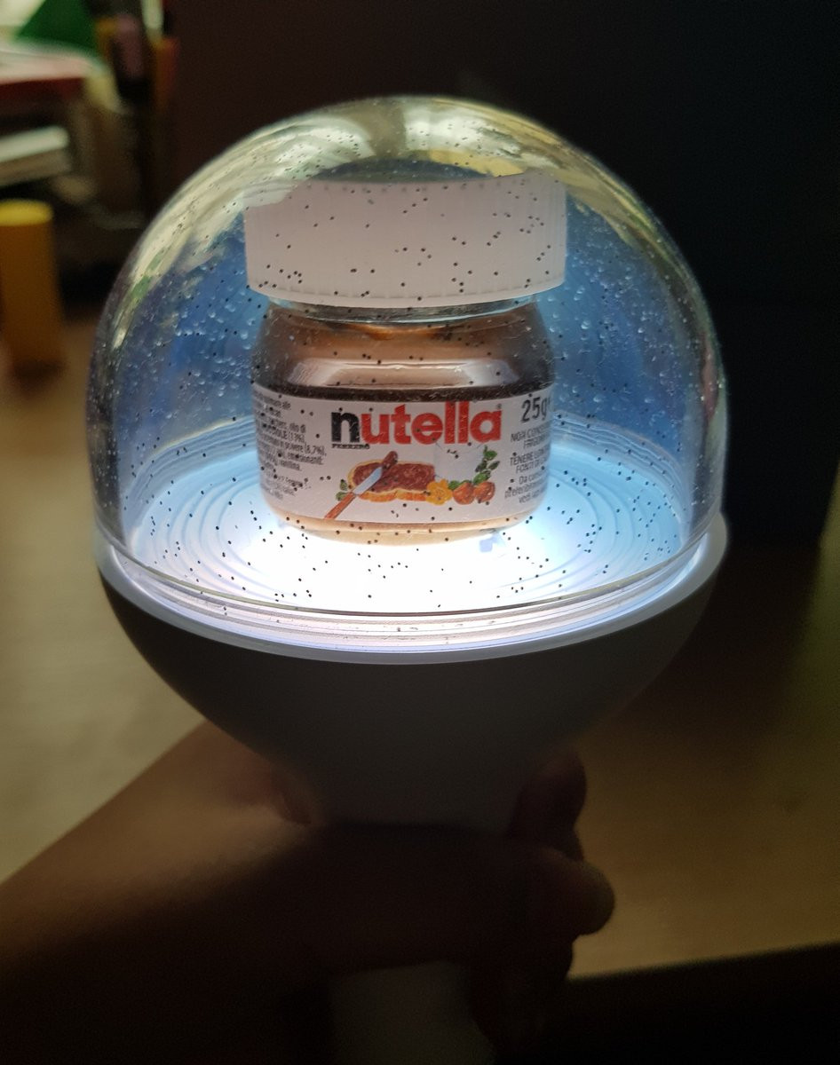 Nutella chắc là để phết với sandwich cho khởi đầu ngày mới tràn đầy năng lượng.