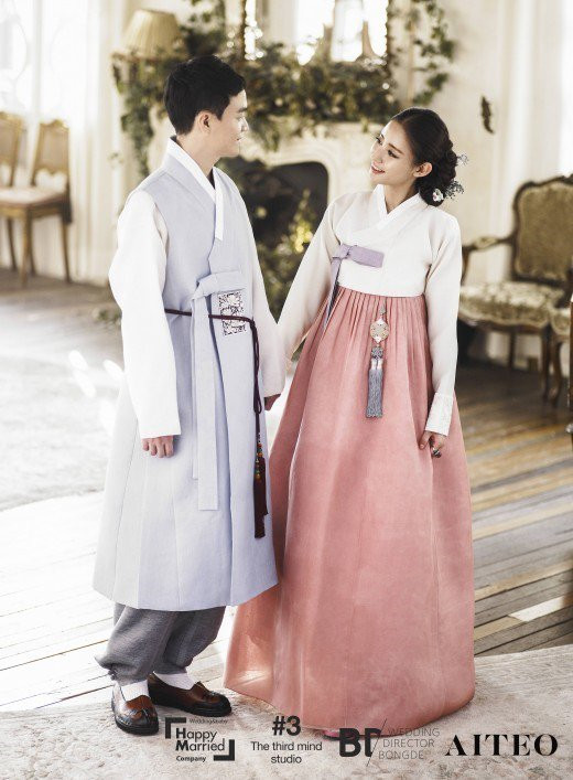 Chị Yoora và hôn phu.