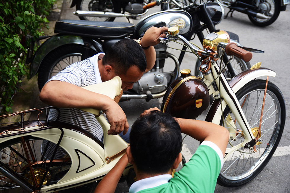 Tự ông Giang mày mò, tích lũy kiến thức về xe cổ để hiểu từng "đứa con" của mình. Ảnh: HOÀI NHÂN.