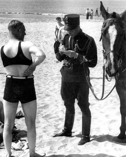 Một người đàn ông đã bị phạt trên một bãi biển ở Hà Lan khi không mặc đồ bơi phù hợp, năm 1931.