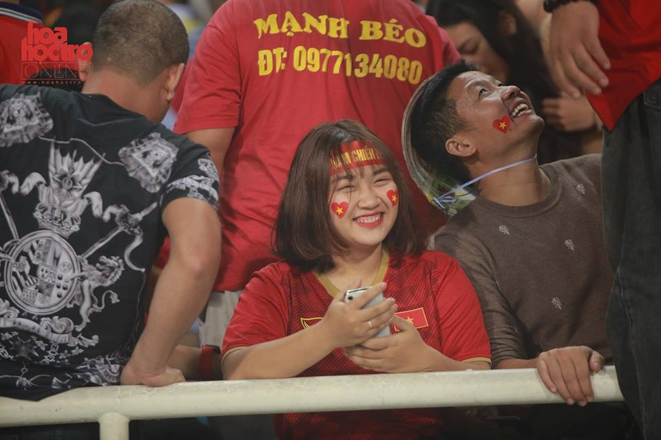 Nụ cười nở rộ trên môi cổ động viên Việt Nam.