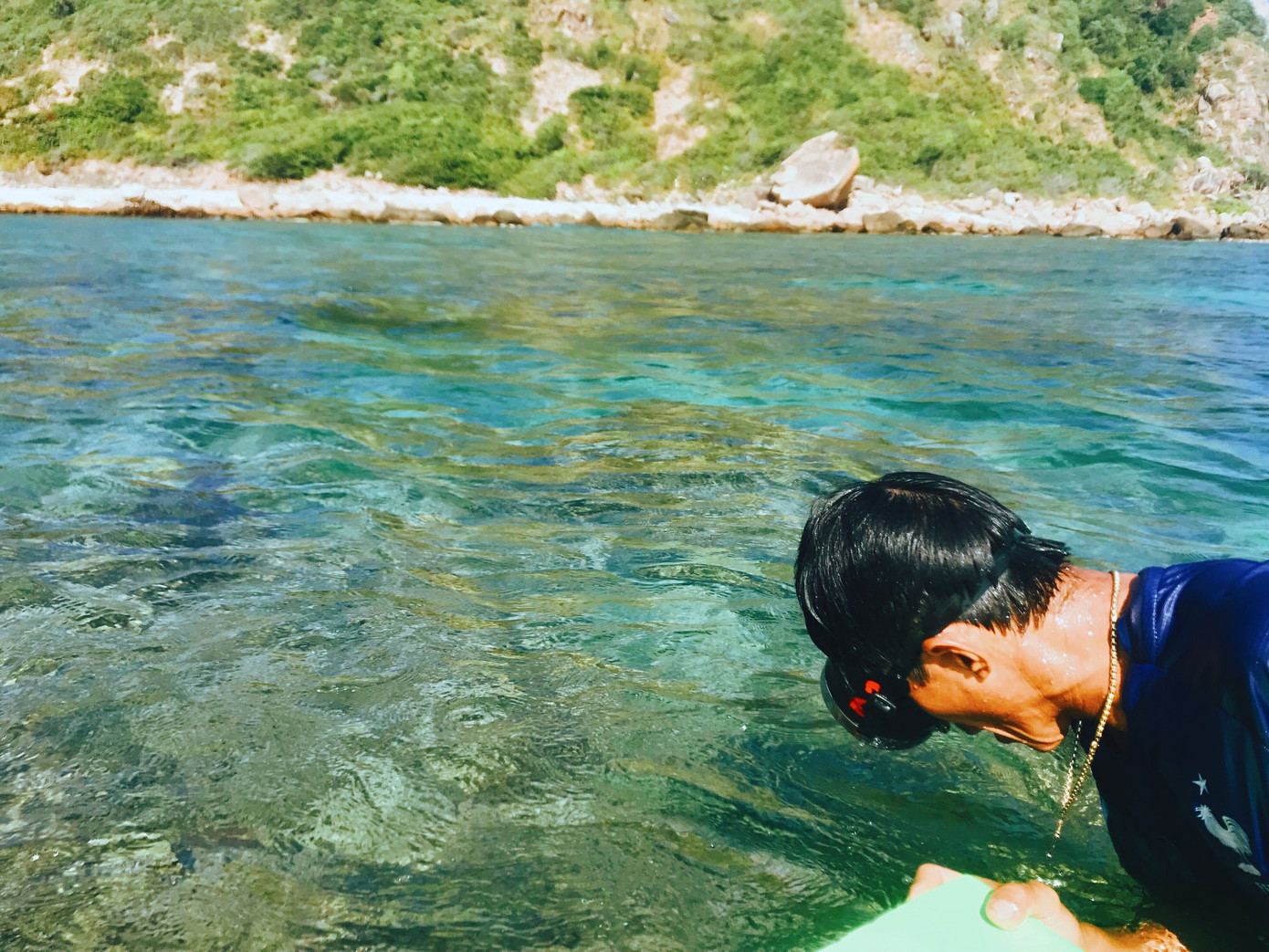 Vùng san hô được chọn để lặn nông nằm rất cạn, cách mặt nước tầm ba đến bốn mét trở lên. Du khách chỉ cần úp mặt xuống nước cùng với mặt kính là có thể thấy được các rặng san hô và hệ sinh thái ở dưới đáy biển