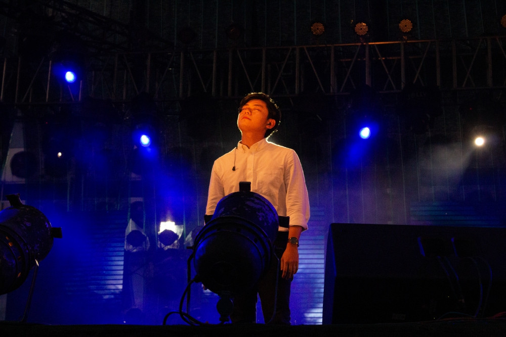 Thái Đinh khiến người xem bất ngờ với giọng hát không thua gì thu từ CD của mình.