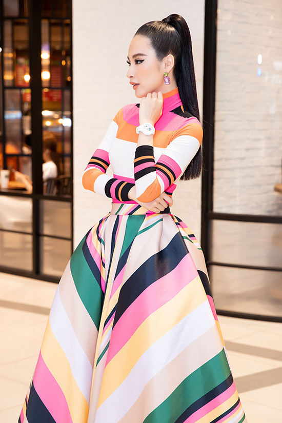 Không còn phong cách quý phái thường ngày, việc kết hợp đồng hồ năng động cùng đôi bông tai tone sur tone khiến Angela Phương Trinh trở nên trẻ trung, hợp với một sự kiện có sự giao lưu với khán giả.