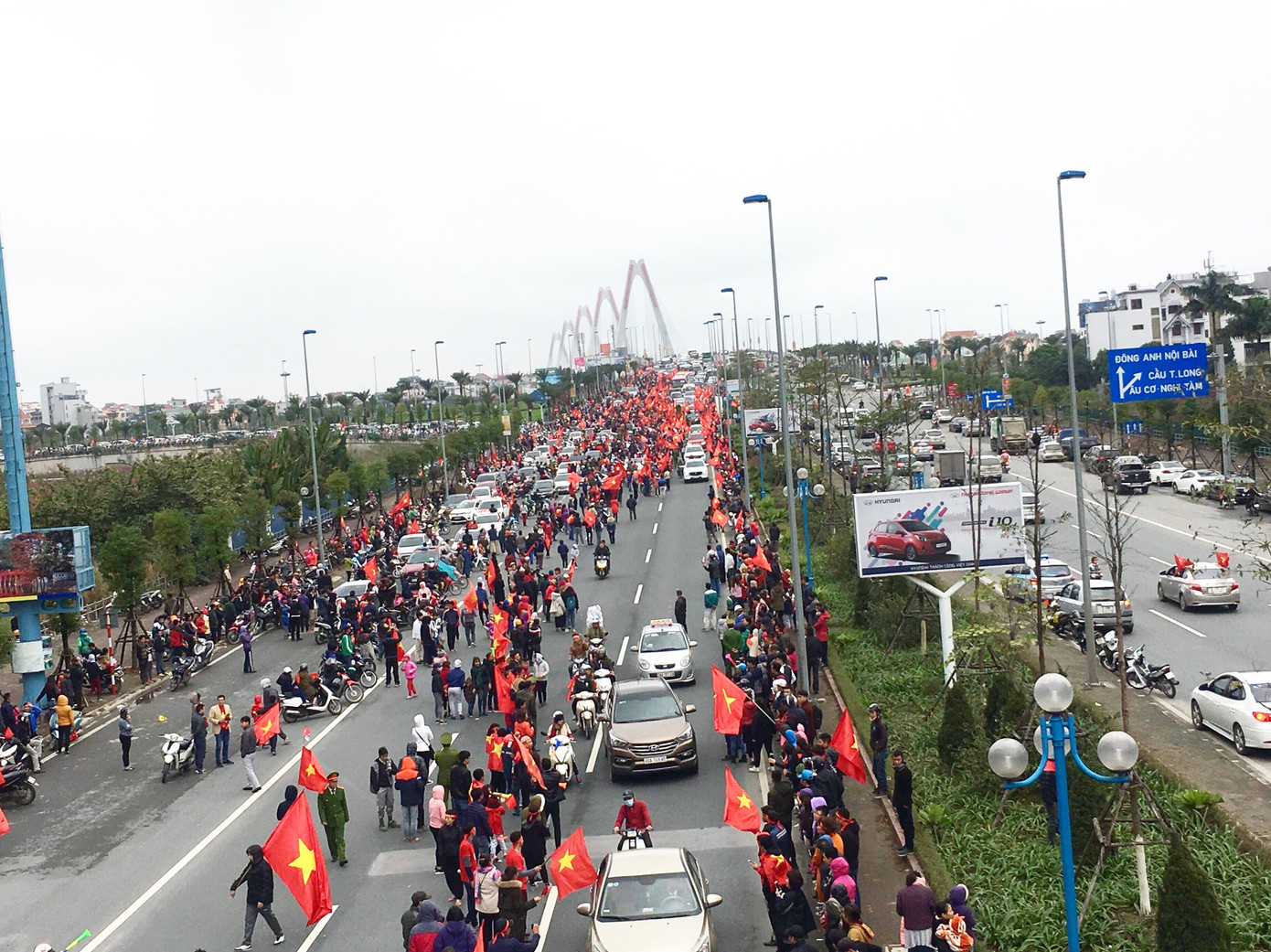 Hàng ngàn người rủ nhau "phục kích" ở các tuyến đường mà đoàn xe đón U23 sẽ đi qua.