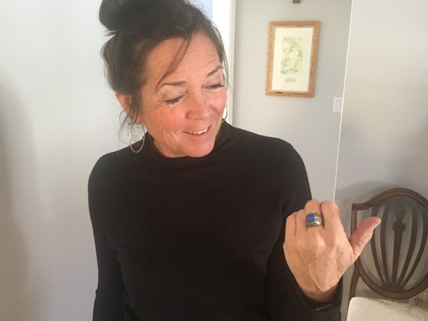 Bác Debra McKenna vô cùng vui mừng khi nhận lại được chiếc nhẫn mà mình đánh mất từ đúng 47 năm trước.