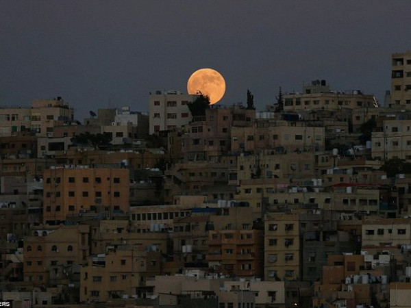 Người dân ở Thủ đô Amman, Jordan thoải mái chiêm ngưỡng hiện tượng này trong thời tiết thuận lợi (Ảnh: Reuters)