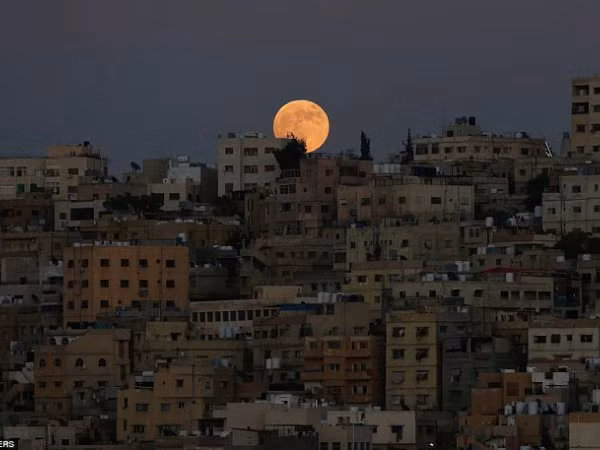 Người dân ở Thủ đô Amman, Jordan thoải mái chiêm ngưỡng hiện tượng này trong thời tiết thuận lợi (Ảnh: Reuters)