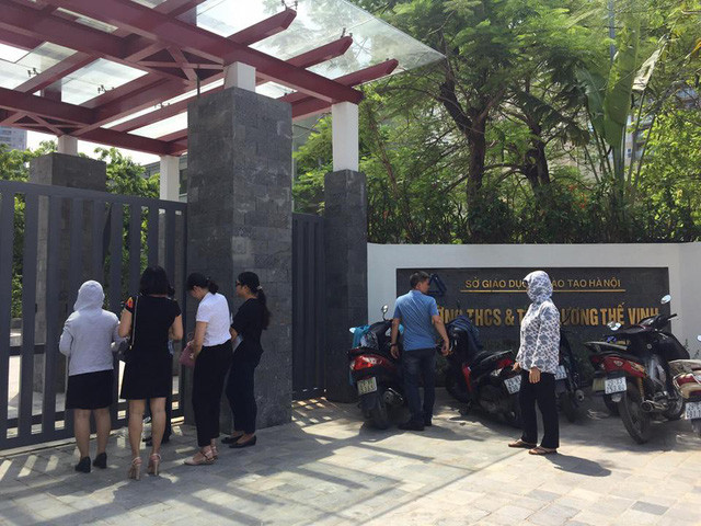 Hình ảnh phụ huynh tụ tập trước cổng trường THCS & THPT Lương Thế Vinh để xin rút hồ sơ và phí đã nộp. Ảnh: Dân Trí.