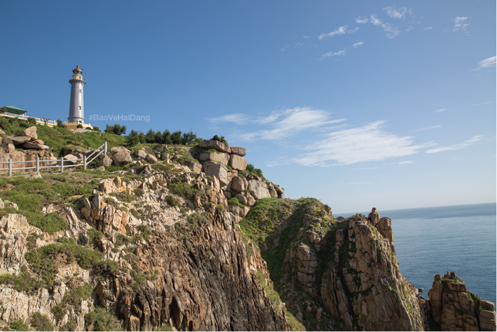 Địa điểm này được giới trẻ truyền tai nhau là nơi “phải đến một lần trong đời”, bởi khoảnh khắc được ngắm nhìn ánh nắng đầu tiên trên đất liền của Việt Nam sẽ là giây phút không thể nào quên với bất cứ ai đã được trải qua.