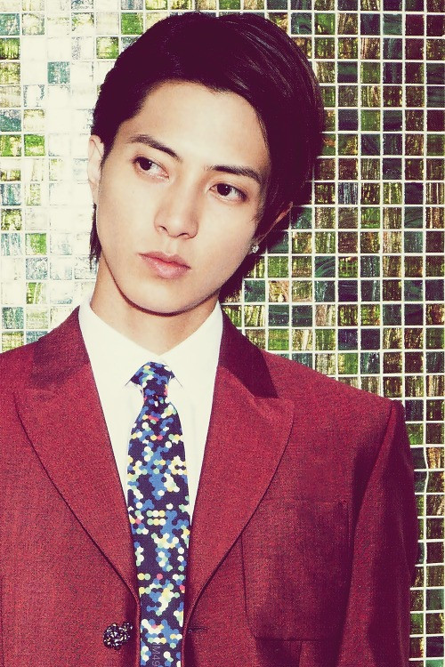 Yamashita Tomohisa vừa là ca sĩ, vừa là diễn viên. Trước đây, anh tham gia nhóm nhạc NEWS và rời nhóm vào năm 2011.