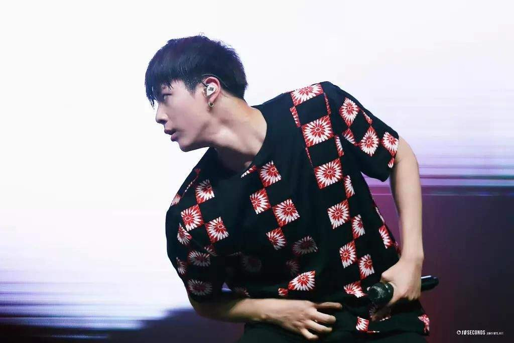 Jin (BTS) không chỉ là trai đẹp toàn cầu, mà bờ vai cũng thuộc hàng cực phẩm luôn.