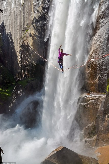 Ở ngay dưới là những tảng đá lớn và dòng nước sủi bọt trắng xóa