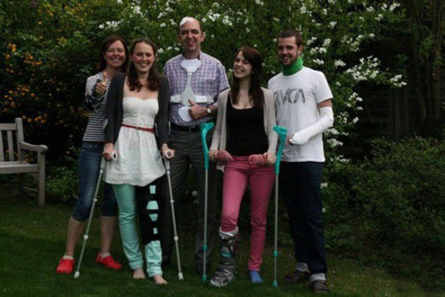 Cả nhà phải đồng phục là nạng gỗ thế này mới chịu cơ.