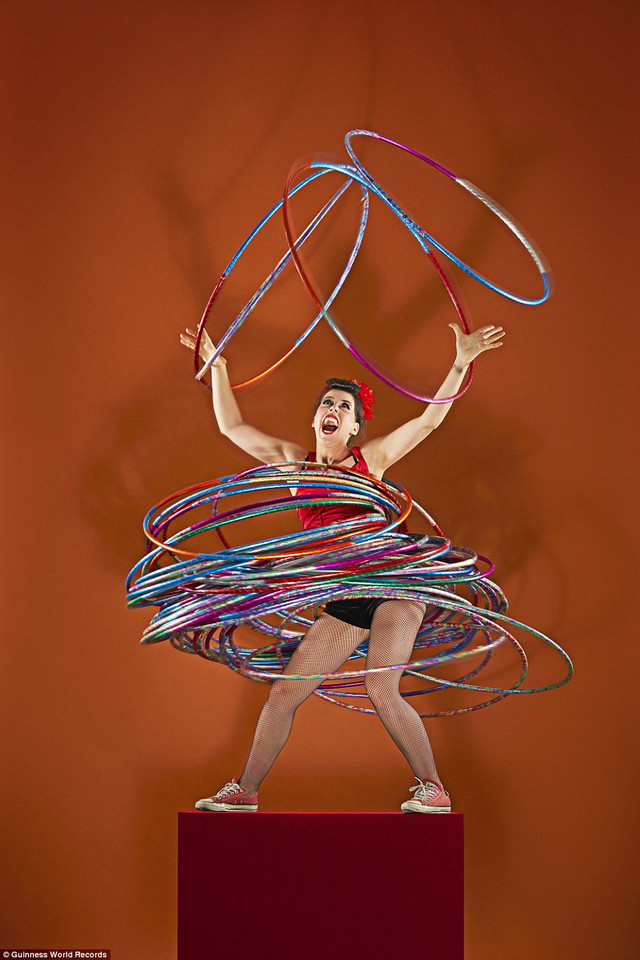 Số lượng vòng lắc nhiều nhất được xoay cùng lúc trên các phần khác nhau của cơ thể là 59 vòng. Kỷ lục thuộc về người phụ nữ Đức có tên Dunja Kuhn.