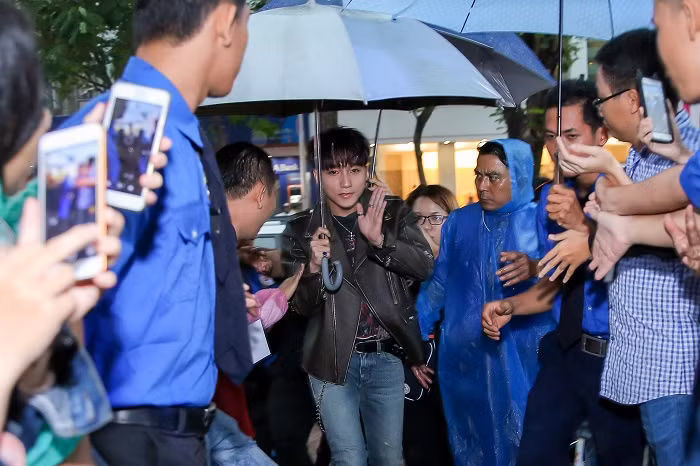 Loạt biểu cảm đáng yêu nhưng vẫn đầy khí chất của Sơn Tùng M-TP trong ngày fansign ảnh 2 Loạt biểu cảm đáng yêu nhưng vẫn đầy khí chất của Sơn Tùng M-TP trong ngày fansign ảnh 2