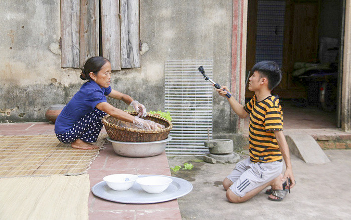 Kể từ khi kênh “Bà Tân Vlog” bất ngờ nổi lên như một hiện tượng, có không ít lời đồn đại về việc bà Tân có kiếm được hàng trăm triệu/tháng từ quảng cáo YouTube.