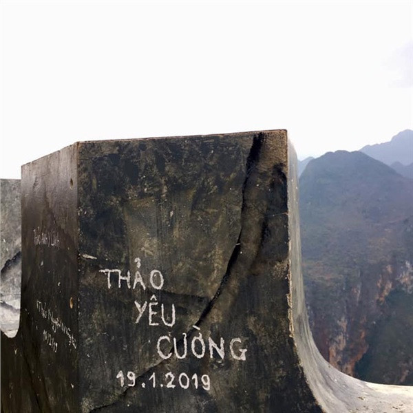 Khung cảnh thơ mộng, xanh trong dường như bớt đẹp đi nhiều bởi những vết tích "vô duyên" từ khách du lịch.