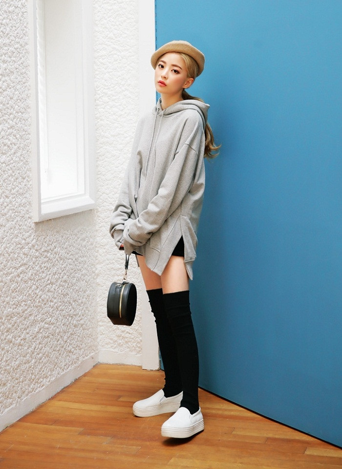 Hoodie dáng dài xẻ tà lạ mắt.