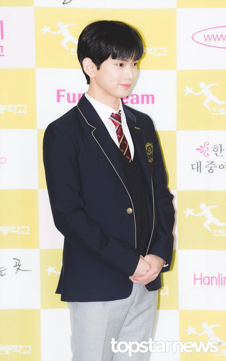 Chàng học trưởng đa tài đẹp trai Lee Euiwoong.