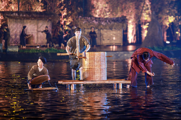 Người nông dân Quốc Oai thành những nghệ sĩ trên sân khấu thực cảnh.