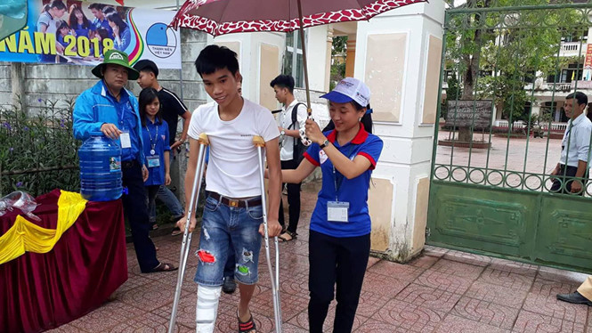 Em Trần Ái Quốc đi thi THPT quốc gia trên đôi nạng gỗ. TÂN KỲ
