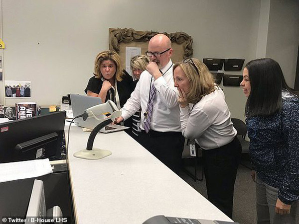 Thầy James Callahan cùng các đồng nghiệp.