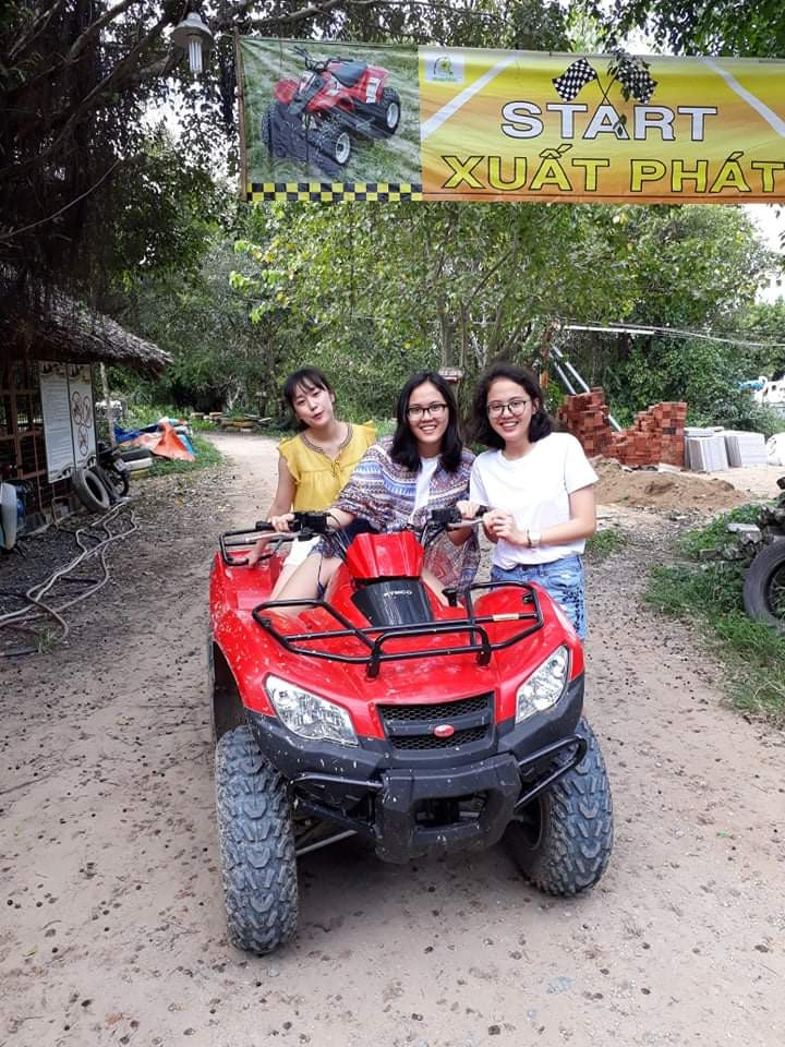 Bạn cũng rất chịu chơi, mình thì năn nỉ bạn đi nghỉ mà bạn cứ năn nỉ mình đi chơi.